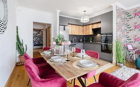 Penthouse Three Bedrooms, Three Balconies Apartment With Free Parking In Kiraly Street